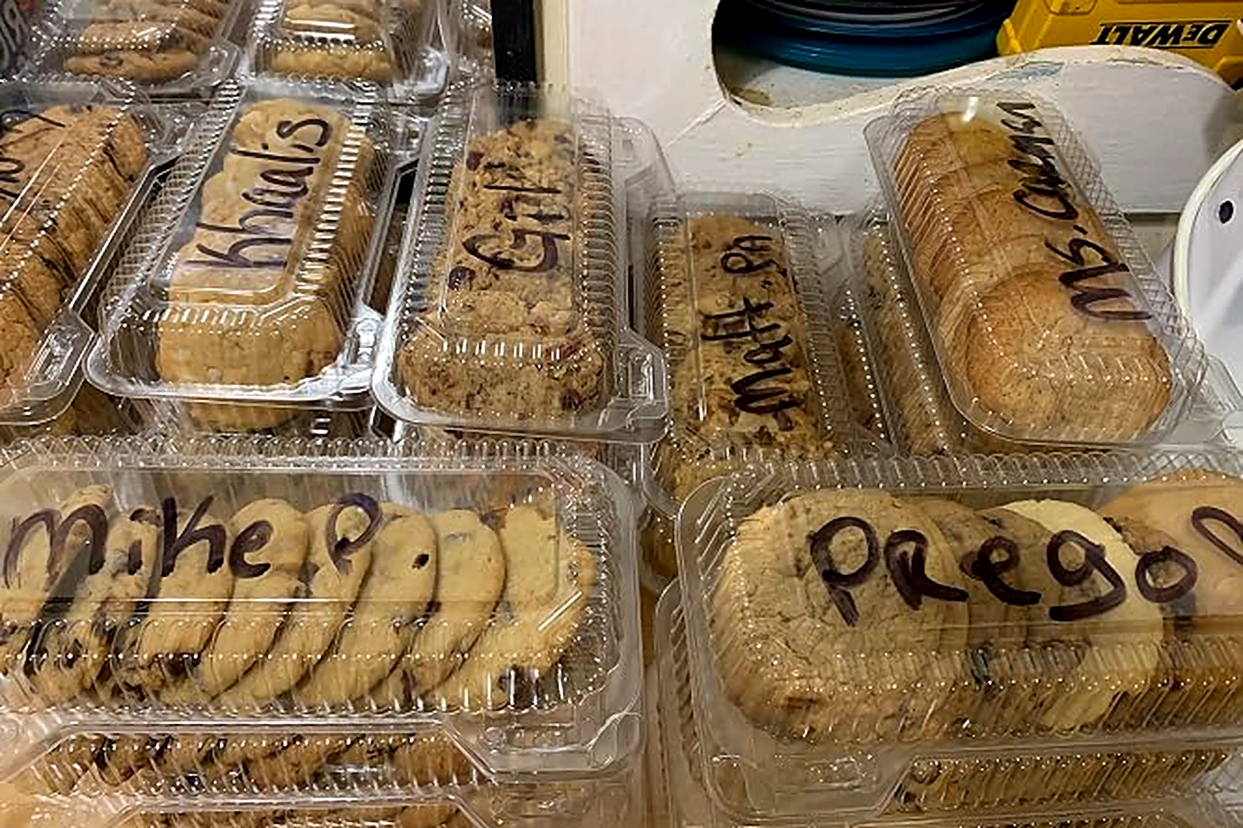 Plastic cookie and brownie containers with lids