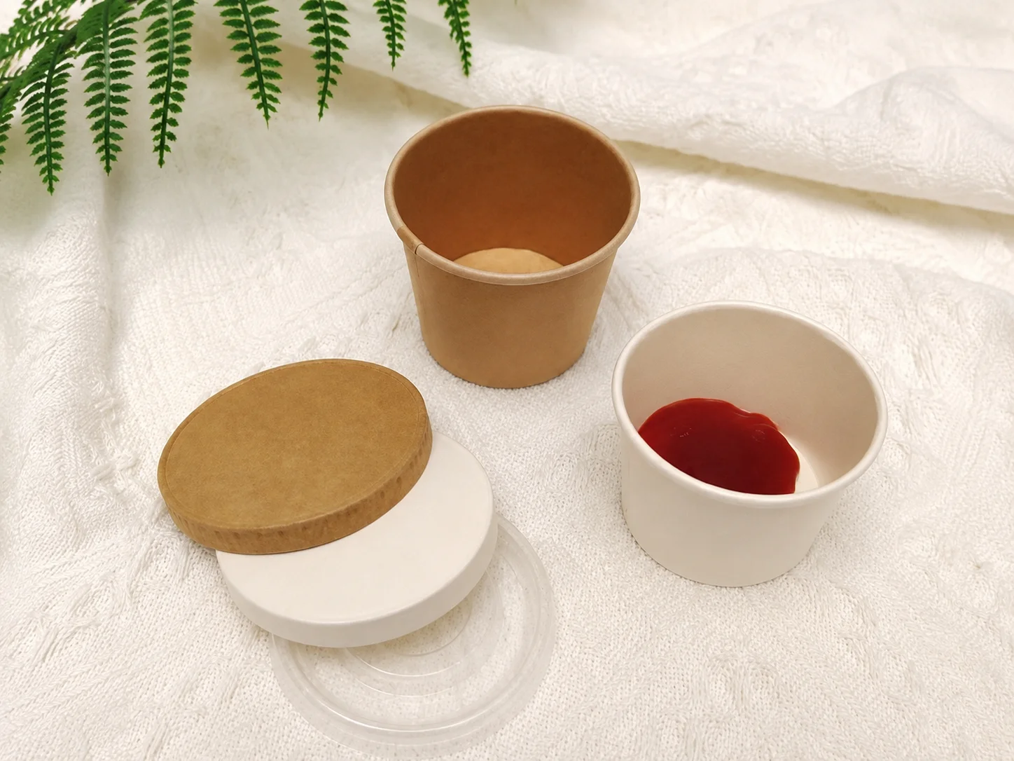 Kraft and white paper condiment cups with lids for takeaway food packaging