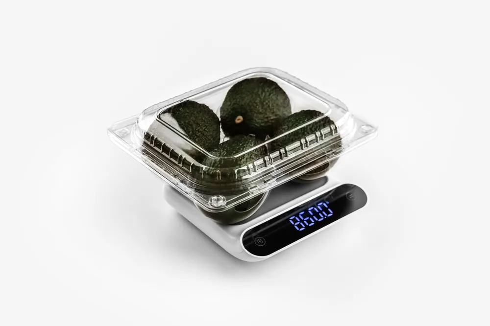 STL-014A 4-cavity avocado clamshell container holding four fresh avocados (white bg)