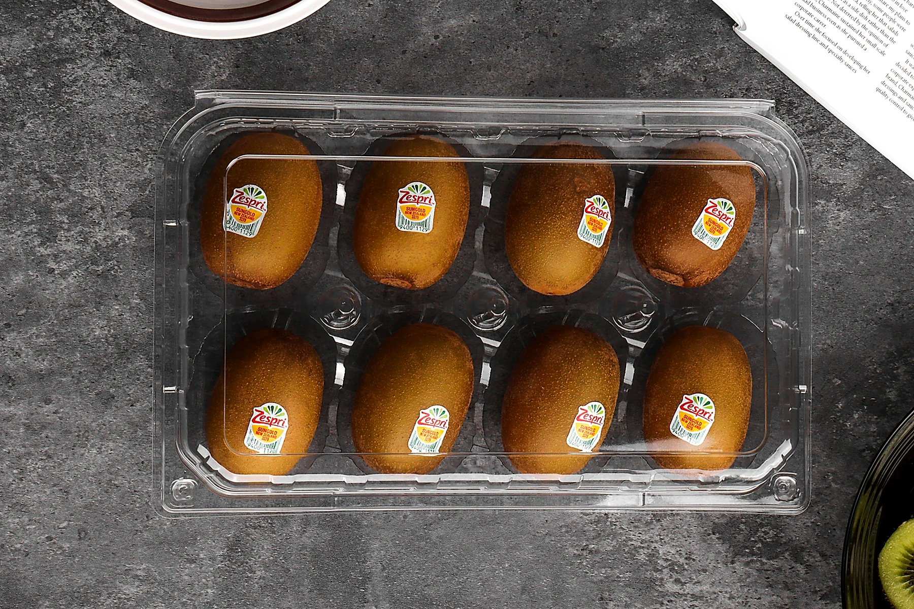 STL-018D kiwi clamshell with kiwifruit in lifestyle setting