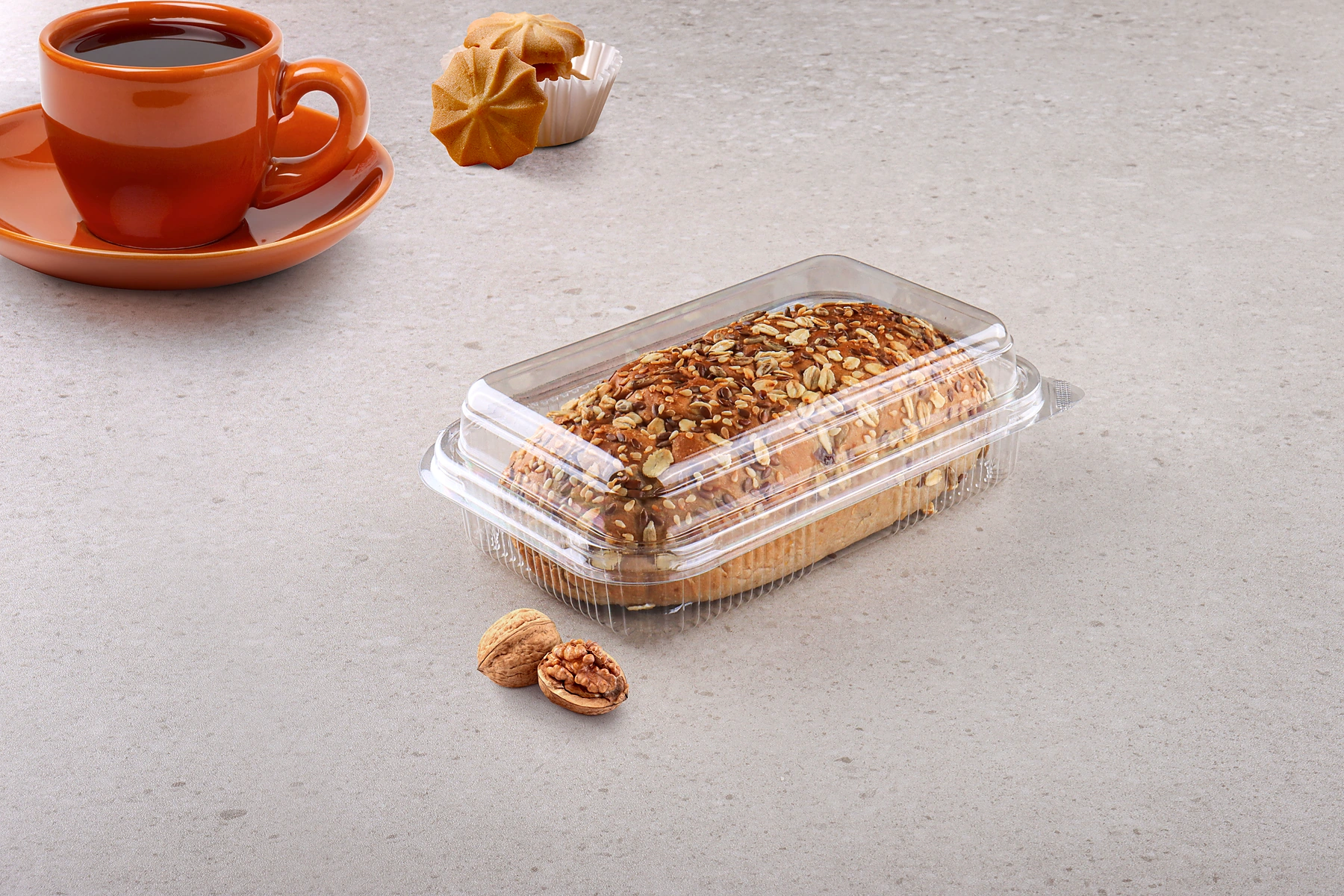 STL-S610 plastic cake container in lifestyle setting