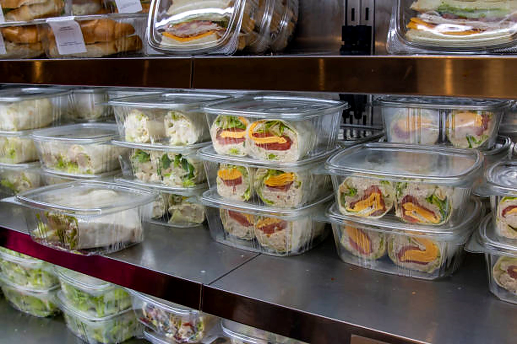Plastic sandwich and salad containers with lids